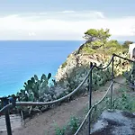 Villa Calabria Beach Villa's *